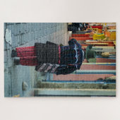 Traditionele man loopt over een klinkerstraat legpuzzel (Horizontaal)