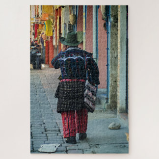 Traditionele man loopt over een klinkerstraat legpuzzel