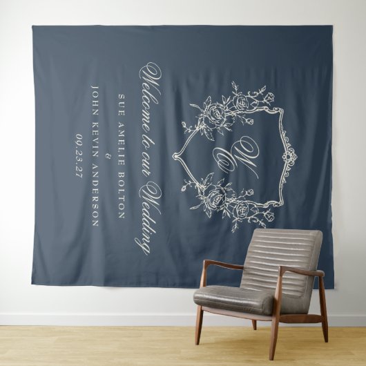 Traditionele Monogram Crest Navy Blue Wedding Wandkleed (In Situ (horizontaal))
