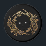 Traditionele Monogram Zwart Crest Klassieke Bruilo Magneet<br><div class="desc">onyx tuxedo black Traditional Monogram Crest Classic Elegant Wedding _________________________ *** Dit ontwerp maakt deel uit van een collectie** Ervaar de charme van tijdloze elegantie met mijn officiële Traditional Monogram Wreath Classic en Elegant Wedding Collectie. Dit collectie heeft gepersonaliseerde monogrammeerde design met een ingewikkeld geweven krans en lijst, die de...</div>