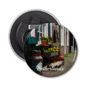 Traditionele Nederlandse klompen op straat Button Flesopener (Voorkant)