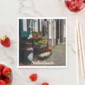 Traditionele Nederlandse klompen op straat Servet (Insitu)