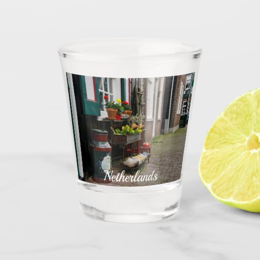 Traditionele Nederlandse klompen op straat Shot Glas (Voorkant)