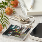 Traditionele Nederlandse klompen op straat Sleutelhanger (Voorkant Rechts)