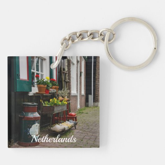 Traditionele Nederlandse klompen op straat Sleutelhanger (Achterkant)