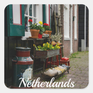 Traditionele Nederlandse klompen op straat Vierkante Sticker