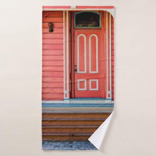 Traditionele rode geverfde houten deur en porchdoo badhanddoek (Badhanddoek)