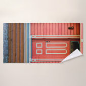 Traditionele rode geverfde houten deur en porchdoo badhanddoek (Badhanddoek)