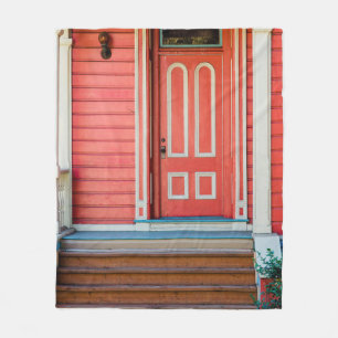 Traditionele rode geverfde houten deur en porchdoo fleece deken