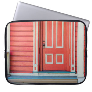 Traditionele rode geverfde houten deur en porchdoo laptop sleeve