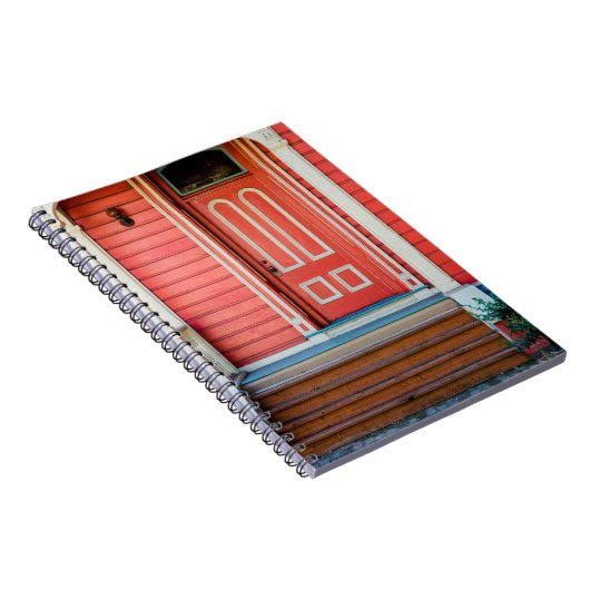 Traditionele rode geverfde houten deur en porchdoo notitieboek (Rechterzijde)