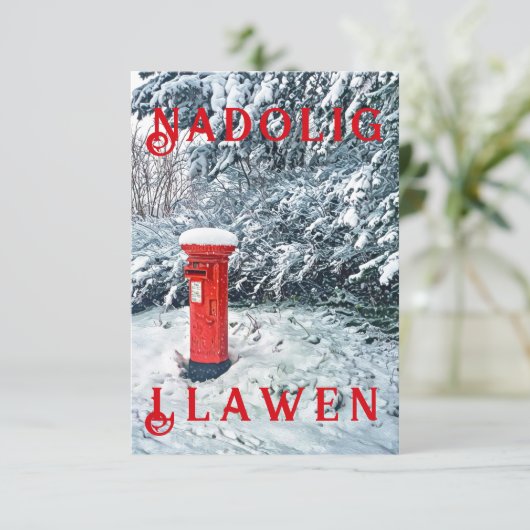 Traditionele rode postbus en sneeuw op bomen (Staand voorkant)