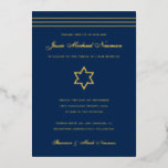 Traditionele stripe Bar Mitzvah Star van David Gol Folie Uitnodiging<br><div class="desc">De echte gouden folie is hier; kies uit de goudfolie, het goud van het roos, of de zilveren folie. De achtergrondkleur is aanpasbaar. Indien gewenst voeg ook een foto aan de achterkant toe. Als u tekst uit de laag van de folie zou willen verwijderen, ga de redacteur in en snijd...</div>