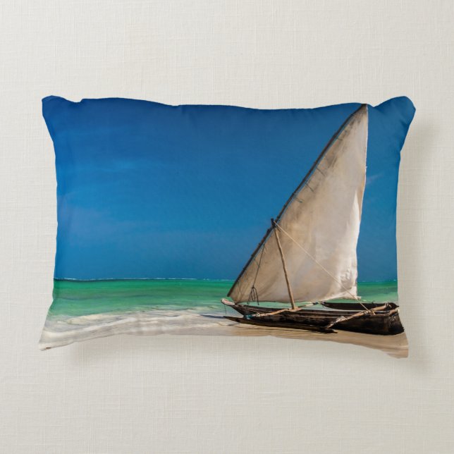 Traditionele vissersboot op het strand accent kussen (Achterkant)