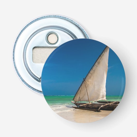 Traditionele vissersboot op het strand button flesopener (Voorkant)