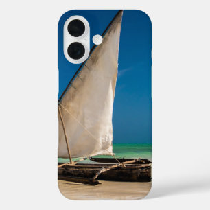 Traditionele vissersboot op het strand iPhone 16 hoesje