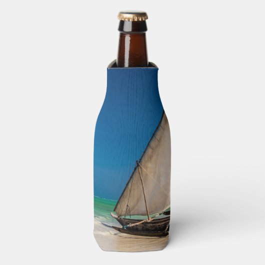 Traditionele vissersboot op het strand flesjeskoeler (Fles Voorkant)