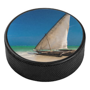Traditionele vissersboot op het strand hockey puck