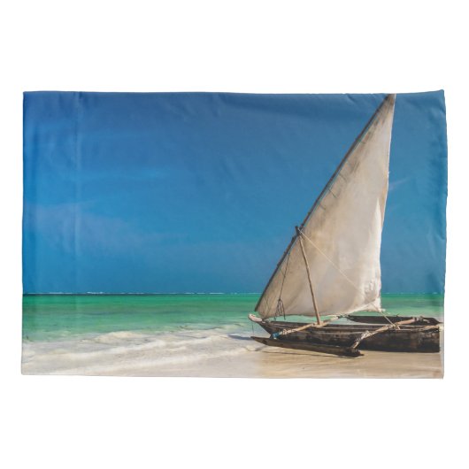 Traditionele vissersboot op het strand kussensloop (Achterkant)
