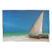 Traditionele vissersboot op het strand kussensloop (Voorkant)