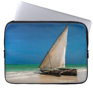 Traditionele vissersboot op het strand laptop sleeve