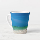 Traditionele vissersboot op het strand latte mok (Linkerhoek)