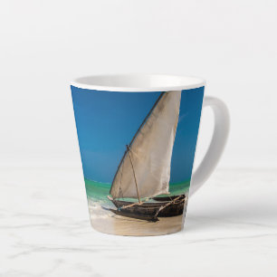 Traditionele vissersboot op het strand latte mok