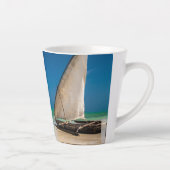Traditionele vissersboot op het strand latte mok (Rechts)