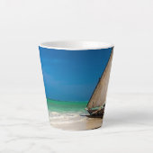 Traditionele vissersboot op het strand latte mok (Voorkant)