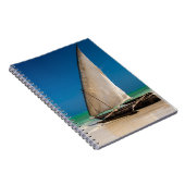 Traditionele vissersboot op het strand notitieboek (Rechterzijde)