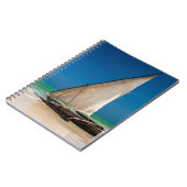 Traditionele vissersboot op het strand notitieboek (Linkerzijde)