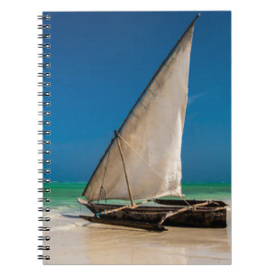 Traditionele vissersboot op het strand notitieboek