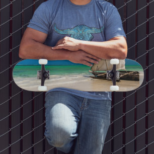 Traditionele vissersboot op het strand persoonlijk skateboard