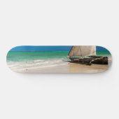 Traditionele vissersboot op het strand persoonlijk skateboard (Horizontaal)