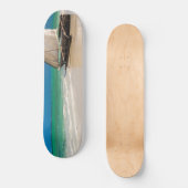 Traditionele vissersboot op het strand persoonlijk skateboard (Voorkant)