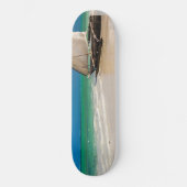 Traditionele vissersboot op het strand persoonlijk skateboard (Voorkant)