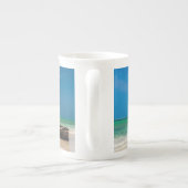 Traditionele vissersboot op het strand porselein kop (Achterkant)