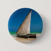 Traditionele vissersboot op het strand ronde button 5,7 cm (Voorkant)