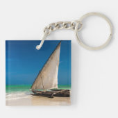 Traditionele vissersboot op het strand sleutelhanger (Achterkant)