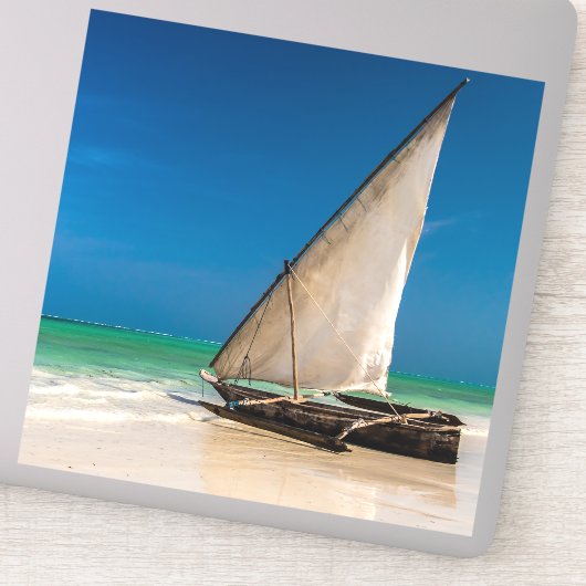 Traditionele vissersboot op het strand sticker (Detail)