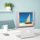 Traditionele vissersboot op het strand sticker (Laptop op bureau)