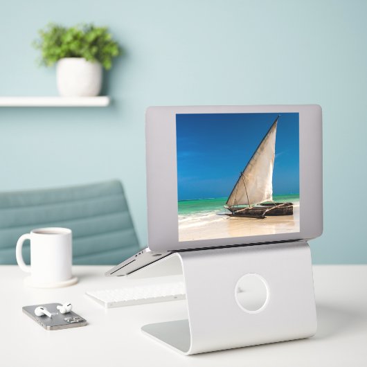 Traditionele vissersboot op het strand sticker (Laptop op bureau)