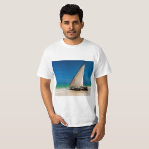 Traditionele vissersboot op het strand t-shirt