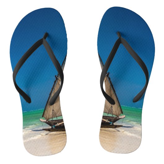 Traditionele vissersboot op het strand teenslippers (Voetbed)
