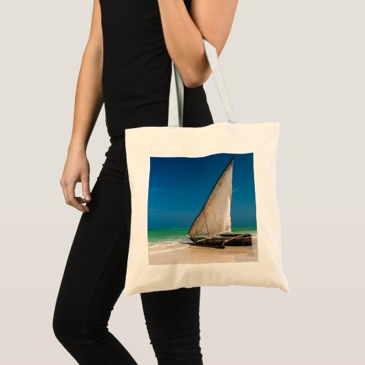 Traditionele vissersboot op het strand tote bag (Voorkant (product))