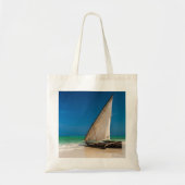 Traditionele vissersboot op het strand tote bag (Voorkant)