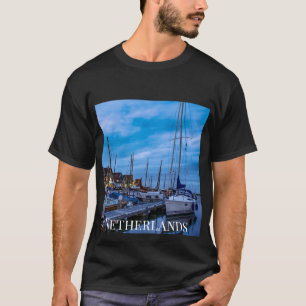 Traditionele vissersstad nachtscène. t-shirt