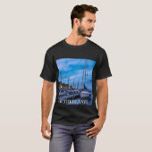 Traditionele vissersstad nachtscène. t-shirt (Voorkant volledig)