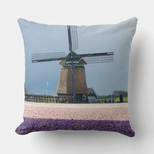 Traditionele windmolen met roze en paarse bloemen kussen (Voorkant)