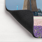 Traditionele windmolen met roze en paarse bloemen muismat (Hoek)